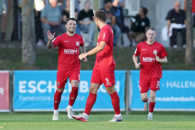 04.09.2026, Herren, Fussball, Saison 2026 2027, Regionalliga Bayern, 7. Spieltag: TSV Aubstadt - SpVgg Ansbach Der TSV Aubstadt bejubelt das frühe 1:0, v.li. Ingo Feser ( 23, TSV Aubstadt) und Max Grimm ( 9, TSV Aubstadt) Sulzfeld Schulstadion Aubstadt (NGN Arena) Bayern Deutschland