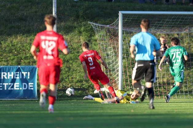 04.09.2026, Herren, Fussball, Saison 2026 2027, Regionalliga Bayern, 7. Spieltag: TSV Aubstadt - SpVgg Ansbach Max Grimm ( 9, TSV Aubstadt) zieht das Foul im Duell mit Nils Leidenberger ( 30, SpVgg Ansbach) Sulzfeld Schulstadion Aubstadt (NGN Arena) Bayern Deutschland