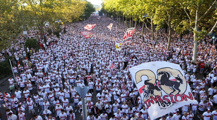 2026.09.04, Deutschland, Stuttgart Fußball VfB Stuttgart vs. 1. FC Köln, Fanmarsch Gemäß den Vorgaben der DFL Deutsche Fußball Liga ist es untersagt, in dem Stadion und oder vom Spiel angefertigte Fotoaufnahmen in Form von Sequenzbildern und oder videoähnlichen Fotostrecken zu verwerten bzw. verwerten zu lassen. DFL, DFB regulations prohibit any use of photographs as image sequences and or quasi-video. *** September 4, 2026, Germany, Stuttgart: Soccer – VfB Stuttgart vs. 1. FC Köln, Fan March: In accordance with the regulations of the DFL (German Soccer League), it is prohibited to use or allow the use of photographs taken in the stadium and or during the game in the form of image sequences and or video-like photo series. DFL and DFB regulations prohibit any use of photographs as image sequences and or quasi-video content.