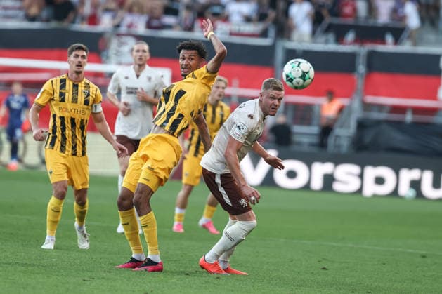 3. Liga; FC Ingolstadt 04 - Alemannia Aachen; Zweikampf Kampf um den Ball Lars Lokotsch (13, FCI) Joel da Silva Kiala (37 AA) Danilo Wiebe (28 AA) 3. Liga - FC Ingolstadt 04 Saison 2026 2027 Alemannia Aachen