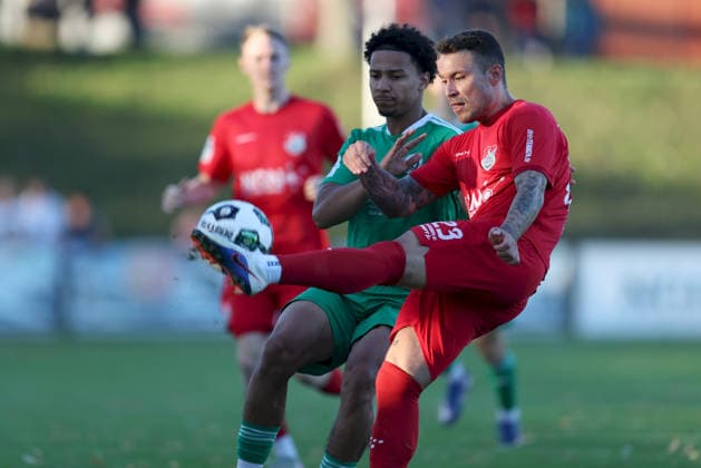 04.09.2026, Herren, Fussball, Saison 2026 2027, Regionalliga Bayern, 7. Spieltag: TSV Aubstadt - SpVgg Ansbach Tyron Koomson ( 20, SpVgg Ansbach) und Ingo Feser ( 23, TSV Aubstadt) Sulzfeld Schulstadion Aubstadt (NGN Arena) Bayern Deutschland