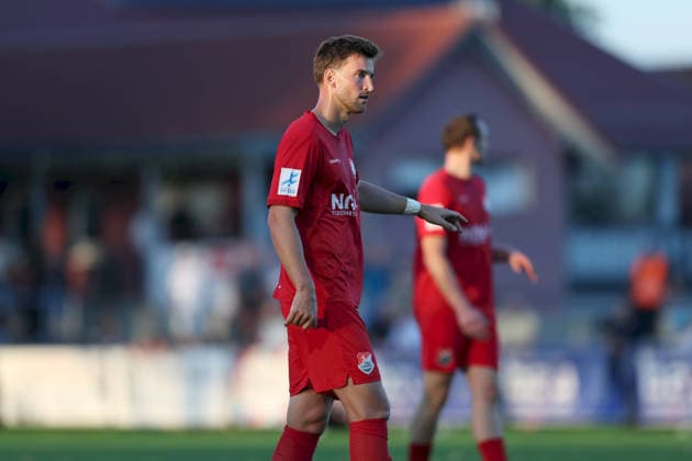 04.09.2026, Herren, Fussball, Saison 2026 2027, Regionalliga Bayern, 7. Spieltag: TSV Aubstadt - SpVgg Ansbach Tim Hüttl ( 3, TSV Aubstadt) gestikuliert, Arme, Hände, gibt Anweisungen Sulzfeld Schulstadion Aubstadt (NGN Arena) Bayern Deutschland