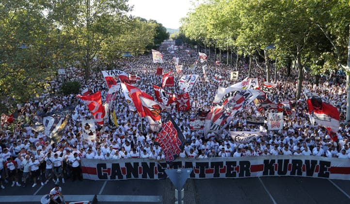 04.09.26 VfB Stuttgart - 1. FC Köln Deutschland, Stuttgart, 04.09.2026, Fussball, Bundesliga, Saison 2026 2027, VfB Stuttgart - 1. FC Köln: .Karavane Cannstatt zum Stadion. *** 04 09 26 VfB Stuttgart vs. 1. FC Köln Germany, Stuttgart, September 4, 2026, Soccer, Bundesliga, 2026–2027 Season, VfB Stuttgart vs. 1. FC Köln: Parade from Cannstatt to the stadium