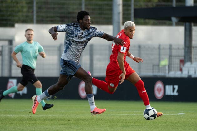 04.09.2026, xhfmx, Fussball Regionalliga Suedwest, Eintracht Frankfurt II - FC-Astoria Walldorf v.l. Derek Boakye Osei (Eintracht Frankfurt U21, U 21 mit Kenny Freßle (FC-Astoria Walldorf) im Laufduell Dreieich