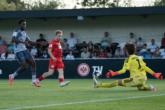 04.09.2026, xhfmx, Fussball Regionalliga Suedwest, Eintracht Frankfurt II - FC-Astoria Walldorf v.l. Marcel Carl (FC-Astoria Walldorf) scheitert an Amil Siljevic (Eintracht Frankfurt U21, U 21 Dreieich