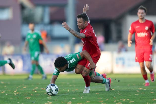 04.09.2026, Herren, Fussball, Saison 2026 2027, Regionalliga Bayern, 7. Spieltag: TSV Aubstadt - SpVgg Ansbach Tyron Koomson ( 20, SpVgg Ansbach) und Ingo Feser ( 23, TSV Aubstadt) Sulzfeld Schulstadion Aubstadt (NGN Arena) Bayern Deutschland