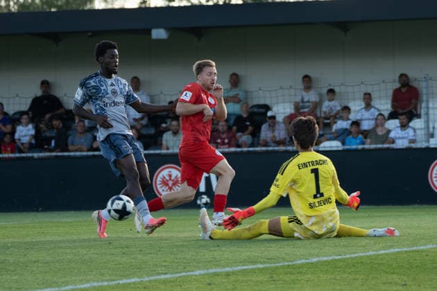 04.09.2026, xhfmx, Fussball Regionalliga Suedwest, Eintracht Frankfurt II - FC-Astoria Walldorf v.l. Marcel Carl (FC-Astoria Walldorf) scheitert an Amil Siljevic (Eintracht Frankfurt U21, U 21 Dreieich