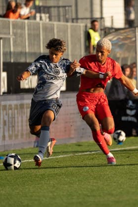 04.09.2026, xhfmx, Fussball Regionalliga Suedwest, Eintracht Frankfurt II - FC-Astoria Walldorf v.l. Marvin Dills (Eintracht Frankfurt U21, U 21 im Zweikampf mit Kenny Freßle (FC-Astoria Walldorf) Dreieich
