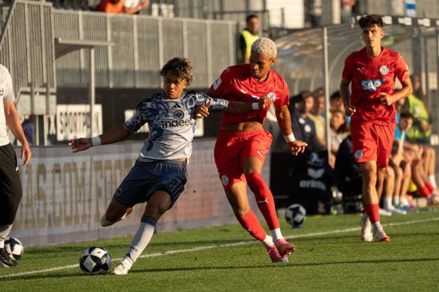 04.09.2026, xhfmx, Fussball Regionalliga Suedwest, Eintracht Frankfurt II - FC-Astoria Walldorf v.l. Marvin Dills (Eintracht Frankfurt U21, U 21 im Zweikampf mit Kenny Freßle (FC-Astoria Walldorf) Dreieich