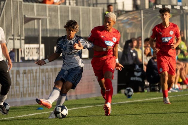 04.09.2026, xhfmx, Fussball Regionalliga Suedwest, Eintracht Frankfurt II - FC-Astoria Walldorf v.l. Marvin Dills (Eintracht Frankfurt U21, U 21 im Zweikampf mit Kenny Freßle (FC-Astoria Walldorf) Dreieich