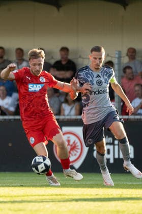 04.09.2026, xhfmx, Fussball Regionalliga Suedwest, Eintracht Frankfurt II - FC-Astoria Walldorf v.l. Marcel Carl (FC-Astoria Walldorf) im Zweikampf mit Nico Ochojski (Eintracht Frankfurt U21, U 21 Dreieich