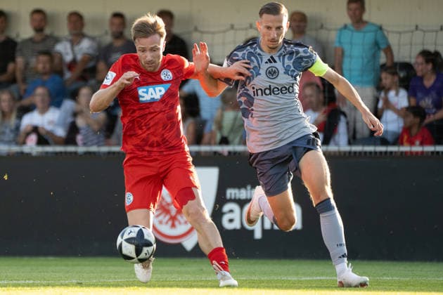 04.09.2026, xhfmx, Fussball Regionalliga Suedwest, Eintracht Frankfurt II - FC-Astoria Walldorf v.l. Marcel Carl (FC-Astoria Walldorf) im Zweikampf mit Nico Ochojski (Eintracht Frankfurt U21, U 21 Dreieich