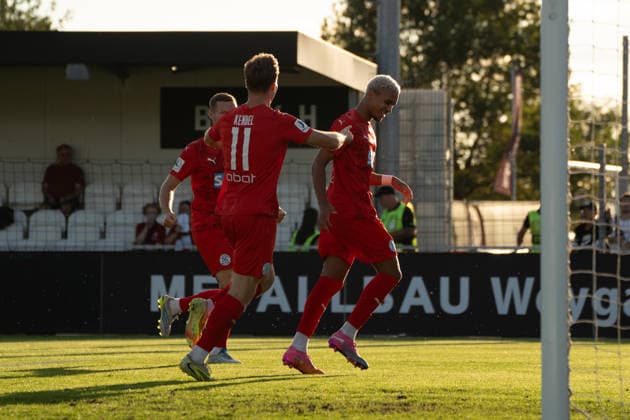 04.09.2026, xhfmx, Fussball Regionalliga Suedwest, Eintracht Frankfurt II - FC-Astoria Walldorf v.l. Felix Kendel (FC-Astoria Walldorf), Kenny Freßle (FC-Astoria Walldorf) bejubeln das 0:1 gegen Eintracht Frankfurt. Tor, Goal, Jubel, Celebration Dreieich