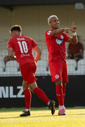 04.09.2026, xhfmx, Fussball Regionalliga Suedwest, Eintracht Frankfurt II - FC-Astoria Walldorf v.l. Maximilian Philipp Waack (FC-Astoria Walldorf), Kenny Freßle (FC-Astoria Walldorf) bejubeln das 0:1 gegen Eintracht Frankfurt U21, U 21 Tor, Goal, Jubel, Celebration Dreieich