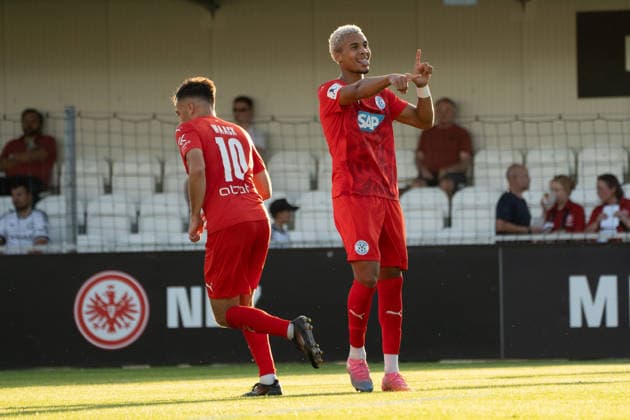 04.09.2026, xhfmx, Fussball Regionalliga Suedwest, Eintracht Frankfurt II - FC-Astoria Walldorf v.l. Maximilian Philipp Waack (FC-Astoria Walldorf), Kenny Freßle (FC-Astoria Walldorf) bejubeln das 0:1 gegen Eintracht Frankfurt U21, U 21 Tor, Goal, Jubel, Celebration Dreieich