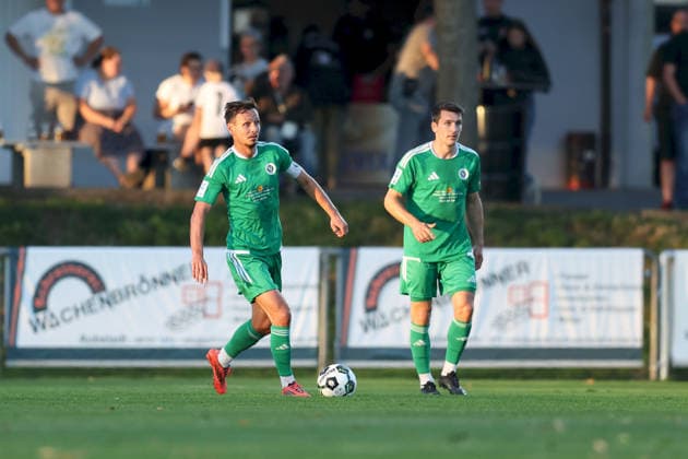 04.09.2026, Herren, Fussball, Saison 2026 2027, Regionalliga Bayern, 7. Spieltag: TSV Aubstadt - SpVgg Ansbach Tobias Dietrich ( 6, SpVgg Ansbach) im Ballbesitz Sulzfeld Schulstadion Aubstadt (NGN Arena) Bayern Deutschland
