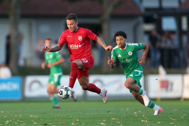 04.09.2026, Herren, Fussball, Saison 2026 2027, Regionalliga Bayern, 7. Spieltag: TSV Aubstadt - SpVgg Ansbach Ingo Feser ( 23, TSV Aubstadt) und Tyron Koomson ( 20, SpVgg Ansbach) Sulzfeld Schulstadion Aubstadt (NGN Arena) Bayern Deutschland