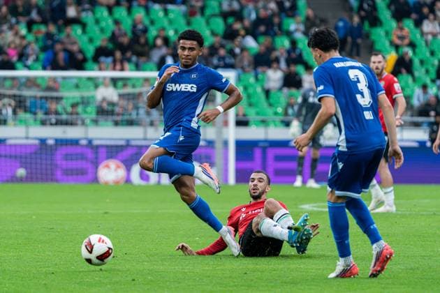 Hannover, Deutschland 04. September 2026: 2. BL - 2026 2027 - Sp. 4 - Hannover 96 gegen Karlsruher SC Im Bild: v. li. im Zweikampf Kevin Wiethaup (KSC) und Waniss Taibi (H96) DFL DFB regulations prohibit any use of photographs as image sequences and or quasi-video Heinz von Heiden Arena Niedersachsen *** Hanover, Germany September 4, 2026 2. Bundesliga 2026–2027 Matchday 4: Hannover 96 vs. Karlsruher SC Pictured from left in a tackle: Kevin Wiethaup (KSC) and Waniss Taibi (H96) DFL and DFB regulations prohibit any use of photographs as image sequences and or quasi video. Heinz von Heiden Arena, Lower Saxony Copyright: xFotostandx xKruczynskix
