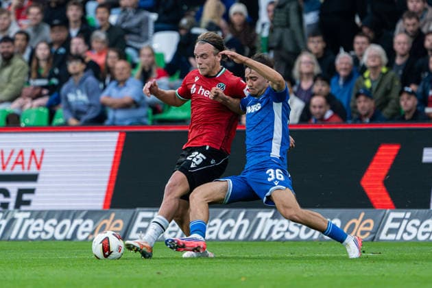 Hannover, Deutschland 04. September 2026: 2. BL - 2026 2027 - Sp. 4 - Hannover 96 gegen Karlsruher SC Im Bild: v. li. im Zweikampf Lars Gindorf (H96) und Rafael Pinto Pedrosa (KSC) DFL DFB regulations prohibit any use of photographs as image sequences and or quasi-video Heinz von Heiden Arena Niedersachsen *** Hanover, Germany September 4, 2026 2. Bundesliga 2026–2027 Matchday 4: Hannover 96 vs. Karlsruher SC Pictured from left, in a tackle: Lars Gindorf (H96) and Rafael Pinto Pedrosa (KSC). DFL and DFB regulations prohibit any use of photographs as image sequences and or quasi-video Heinz von Heiden Arena, Lower Saxony Copyright: xFotostandx xKruczynskix