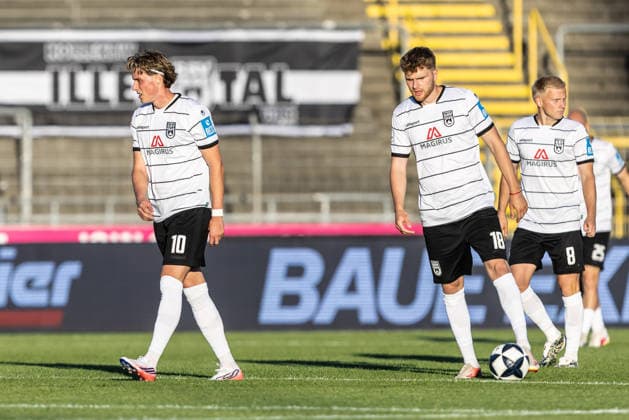 SSV Ulm 1846 Fußball vs. SGV Freiberg Heilbronn, Fussball, Regionalliga Südwest, 5. Spieltag, Donaustadion Ulm 04.09.26 Enttäuschung nach dem 0:1. v.l. Oliver Wähling (SSV Ulm 1846 Fußball, 10), Steffen Meuer (SSV Ulm 1846 Fußball, 18) auf dem Weg zum Anstoß SSV Ulm 1846 Fußball vs. SGV Freiberg Heilbronn, Fussball, Regionalliga Südwest, 5. Spieltag, Donaustadion Ulm 04.09.26 Foto: Lucca Fundel Ulm Donaustadion Baden-Württemberg Deutschland