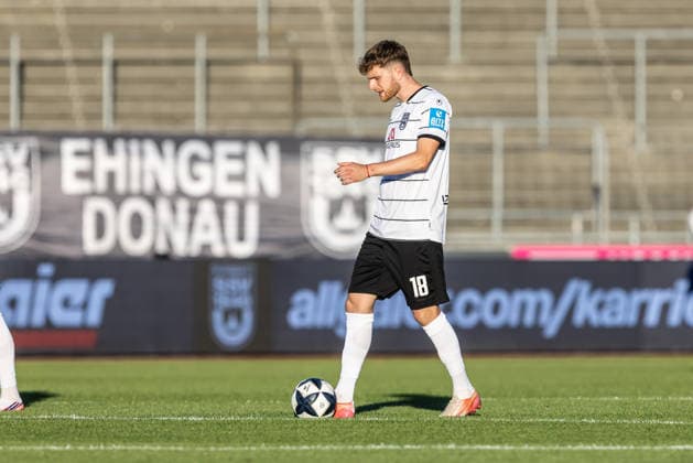 SSV Ulm 1846 Fußball vs. SGV Freiberg Heilbronn, Fussball, Regionalliga Südwest, 5. Spieltag, Donaustadion Ulm 04.09.26 Enttäuschung nach dem 0:1. Steffen Meuer (SSV Ulm 1846 Fußball, 18) auf dem Weg zum Anstoß SSV Ulm 1846 Fußball vs. SGV Freiberg Heilbronn, Fussball, Regionalliga Südwest, 5. Spieltag, Donaustadion Ulm 04.09.26 Foto: Lucca Fundel Ulm Donaustadion Baden-Württemberg Deutschland