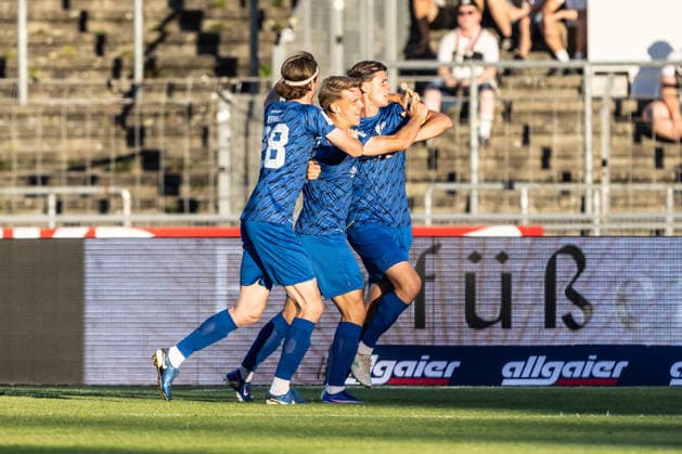 SSV Ulm 1846 Fußball vs. SGV Freiberg Heilbronn, Fussball, Regionalliga Südwest, 5. Spieltag, Donaustadion Ulm 04.09.26 Torschuss Torjubel Jubel Freude nach Treffer Tor Torschuss zum 0:2 durch Tino Bradara (SGV Heilbronn-Freiberg, 2). v.l. Scott Kennedy (SGV Heilbronn-Freiberg, 28), Tino Bradara (SGV Heilbronn-Freiberg, 2), Paul Polauke (SGV Heilbronn-Freiberg, 5) SSV Ulm 1846 Fußball vs. SGV Freiberg Heilbronn, Fussball, Regionalliga Südwest, 5. Spieltag, Donaustadion Ulm 04.09.26 Foto: Lucca Fundel Ulm Donaustadion Baden-Württemberg Deutschland