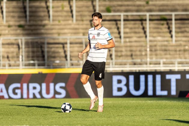 SSV Ulm 1846 Fußball vs. SGV Freiberg Heilbronn, Fussball, Regionalliga Südwest, 5. Spieltag, Donaustadion Ulm 04.09.26 Freisteller Einzelbild Daniel Hülsenbusch (SSV Ulm 1846 Fußball, 04) SSV Ulm 1846 Fußball vs. SGV Freiberg Heilbronn, Fussball, Regionalliga Südwest, 5. Spieltag, Donaustadion Ulm 04.09.26 Foto: Lucca Fundel Ulm Donaustadion Baden-Württemberg Deutschland
