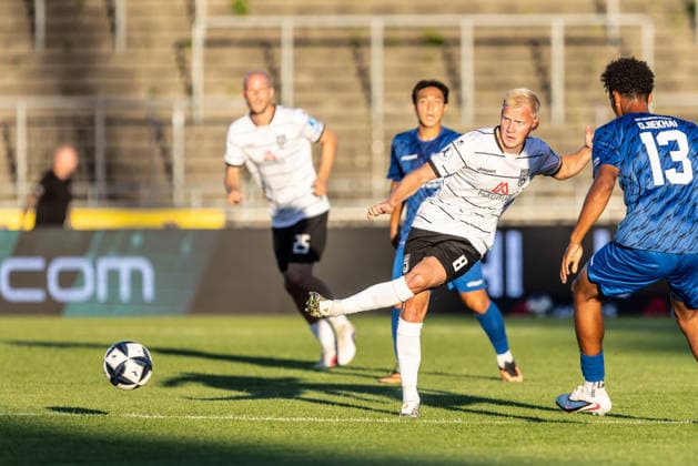 SSV Ulm 1846 Fußball vs. SGV Freiberg Heilbronn, Fussball, Regionalliga Südwest, 5. Spieltag, Donaustadion Ulm 04.09.26 v.l. Per Lockl (SSV Ulm 1846 Fußball, 08), James Ojiekhai (SGV Heilbronn-Freiberg, 13) SSV Ulm 1846 Fußball vs. SGV Freiberg Heilbronn, Fussball, Regionalliga Südwest, 5. Spieltag, Donaustadion Ulm 04.09.26 Foto: Lucca Fundel Ulm Donaustadion Baden-Württemberg Deutschland