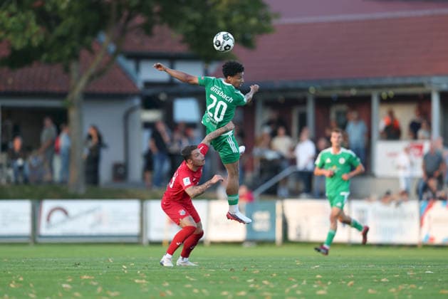 04.09.2026, Herren, Fussball, Saison 2026 2027, Regionalliga Bayern, 7. Spieltag: TSV Aubstadt - SpVgg Ansbach Ingo Feser ( 23, TSV Aubstadt) und Tyron Koomson ( 20, SpVgg Ansbach) Sulzfeld Schulstadion Aubstadt (NGN Arena) Bayern Deutschland