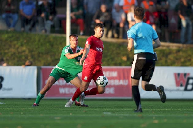 04.09.2026, Herren, Fussball, Saison 2026 2027, Regionalliga Bayern, 7. Spieltag: TSV Aubstadt - SpVgg Ansbach Lukas Oberseider ( 15, SpVgg Ansbach) und Max Grimm ( 9, TSV Aubstadt) Sulzfeld Schulstadion Aubstadt (NGN Arena) Bayern Deutschland