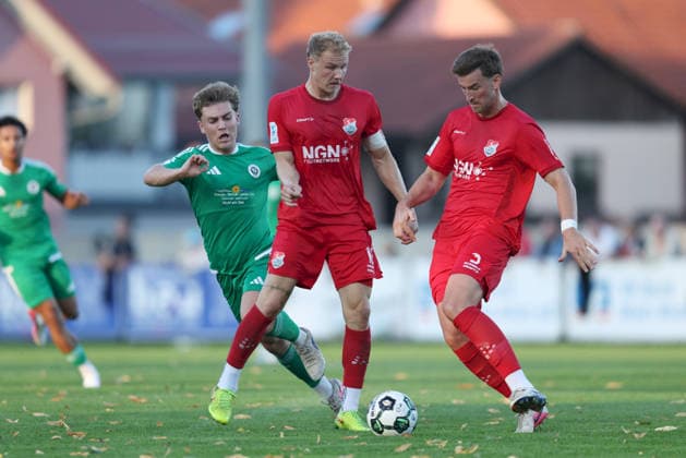 04.09.2026, Herren, Fussball, Saison 2026 2027, Regionalliga Bayern, 7. Spieltag: TSV Aubstadt - SpVgg Ansbach Nico Hayer ( 28, SpVgg Ansbach), Steffen Behr ( 16, TSV Aubstadt) und Tim Hüttl ( 3, TSV Aubstadt) Sulzfeld Schulstadion Aubstadt (NGN Arena) Bayern Deutschland