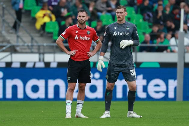 2. Bundesliga - Hannover 96 - Karlsruher SC am 04.09.2026 in der Heinz von Heiden Arena in Hannover Boris Tomiak (Hannover 3) und Torwart Leo Weinkauf (Hannover 30) *** 2. Bundesliga: Hannover 96 vs. Karlsruher SC on September 4, 2026, at the Heinz von Heiden Arena in Hannover; Boris Tomiak (Hannover 3) and goalkeeper Leo Weinkauf (Hannover 30) MH