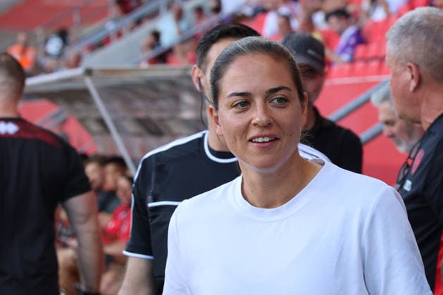 Trainerin Sabrina Wittmann (Cheftrainer FC Ingolstadt 04) vor dem Spiel noch gut gelaunt beim Spiel FC Ingolstadt 04 gegen Alemannia Aachen am 04.09.2026, DFB regulations prohibit any use of photographs as image sequences and or quasi-video. GER, Fussball, 3. Liga, Spieltag 4, FC Ingolstadt 04 gegen Alemannia Aachen, 04.09.2026, Audi Sportpark Ingolstadt Copyright: xEibner-Pressefoto OliverxSTRISCHx EP-OSH
