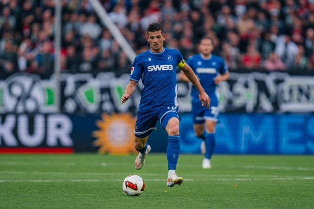 Deutschland: 2. Bundesliga 2026 - 2027, 4. Spieltag - Hannover 96 vs Karlsruher SC - Heinz von Heiden Arena (Hannover): Marvin Wanitzek (Karlsruher SC, 10) am Ball *** Germany 2. Bundesliga 2026–2027, Matchday 4: Hannover 96 vs. Karlsruher SC at Heinz von Heiden Arena in Hannover; Marvin Wanitzek (Karlsruher SC), 10 on the ball Copyright: xTomxLauruschkatx