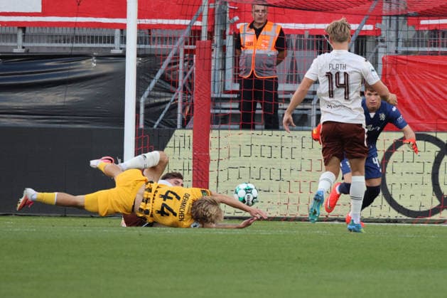 Rote Karte gleich zu Beginn des Spiels - Elias Decker (FC Ingolstadt 04, Nr.4) foult Jonas Oehmichen (Alemannia Achen, Nr.44) beim Spiel FC Ingolstadt 04 gegen Alemannia Aachen am 04.09.2026, DFB regulations prohibit any use of photographs as image sequences and or quasi-video. GER, Fussball, 3. Liga, Spieltag 4, FC Ingolstadt 04 gegen Alemannia Aachen, 04.09.2026, Audi Sportpark Ingolstadt Copyright: xEibner-Pressefoto OliverxSTRISCHx EP-OSH
