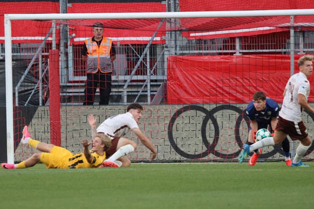 Rote Karte gleich zu Beginn des Spiels - Elias Decker (FC Ingolstadt 04, Nr.4) foult Jonas Oehmichen (Alemannia Achen, Nr.44) beim Spiel FC Ingolstadt 04 gegen Alemannia Aachen am 04.09.2026, DFB regulations prohibit any use of photographs as image sequences and or quasi-video. GER, Fussball, 3. Liga, Spieltag 4, FC Ingolstadt 04 gegen Alemannia Aachen, 04.09.2026, Audi Sportpark Ingolstadt Copyright: xEibner-Pressefoto OliverxSTRISCHx EP-OSH