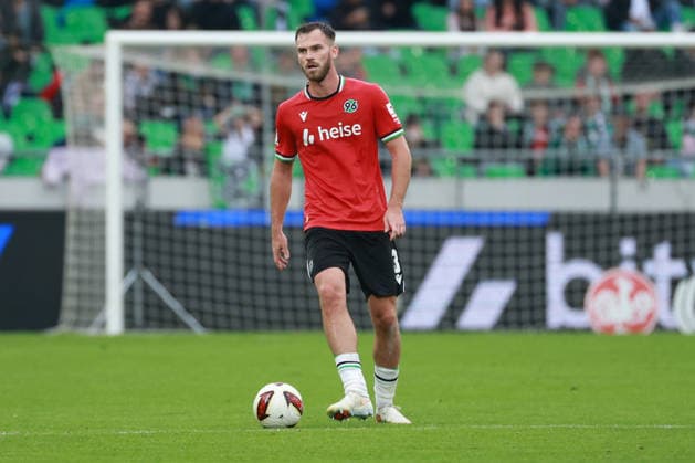 2. Bundesliga - Hannover 96 - Karlsruher SC am 04.09.2026 in der Heinz von Heiden Arena in Hannover Boris Tomiak (Hannover 3) am Ball *** 2. Bundesliga: Hannover 96 vs. Karlsruher SC on September 4, 2026, at the Heinz von Heiden Arena in Hannover; Boris Tomiak, Hannover 3, in control of the ball MH