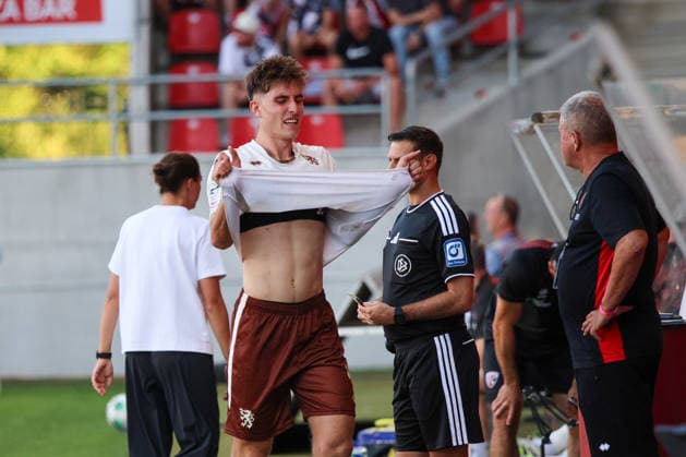 Rote Karte gleich zu Beginn des Spiels - Elias Decker (FC Ingolstadt 04, Nr.4) foult Jonas Oehmichen (Alemannia Achen, Nr.44) beim Spiel FC Ingolstadt 04 gegen Alemannia Aachen am 04.09.2026, DFB regulations prohibit any use of photographs as image sequences and or quasi-video. GER, Fussball, 3. Liga, Spieltag 4, FC Ingolstadt 04 gegen Alemannia Aachen, 04.09.2026, Audi Sportpark Ingolstadt Copyright: xEibner-Pressefoto OliverxSTRISCHx EP-OSH