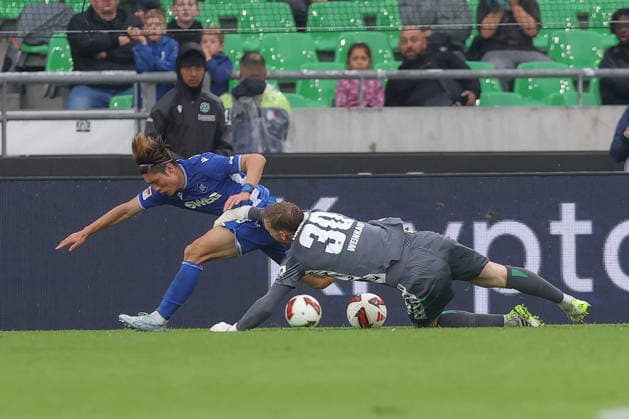 04.09.2026, xtgx, Fussball 2. Bundesliga, Hannover 96 - Karlsruher SC, v.l. Shio Fukuda (Karlsruhe, 13), Leo Weinkauf (Hannover, 30) Zweikampf, Duell, Kampf, tackle (DFL DFB REGULATIONS PROHIBIT ANY USE OF PHOTOGRAPHS as IMAGE SEQUENCES and or QUASI-VIDEO) Hannover *** September 4, 2026, xtgx, Soccer 2. Bundesliga, Hannover 96 vs. Karlsruher SC, from left: Shio Fukuda (Karlsruhe), 13, Leo Weinkauf, Hannover, 30, tackle, duel, battle, DFL DFB REGULATIONS PROHIBIT ANY USE OF PHOTOGRAPHS AS IMAGE SEQUENCES AND OR QUASI-VIDEO, Hannover
