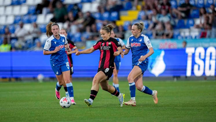 v.li.: Valesca Ampoorter (TSG, 10), Paulina Platner (B04, 6), Vanessa Diehm (TSG, 6), Zweikampf, Spielszene, Duell, duel, tackle, tackling, Dynamik, Action, Aktion, 04.09.2026, Sinsheim (Hoffenheim) (Deutschland), Fussball, Google Pixel Frauen-Bundesliga, TSG 1899 Hoffenheim - Bayer 04 Leverkusen, DFB DFL REGULATIONS PROHIBIT ANY USE OF PHOTOGRAPHS AS IMAGE SEQUENCES AND OR QUASI-VIDEO. *** v li Valesca Ampoorter TSG, 10, Paulina Platner B04, 6, Vanessa Diehm TSG, 6, tackle, game scene, duel, tackle, tackling, dynamics, action, 04 09 2026, Sinsheim, Hoffenheim, Germany, soccer, Google Pixel Women’s Bundesliga, TSG 1899 Hoffenheim vs. Bayer 04 Leverkusen, DFB and DFL regulations prohibit any use of photographs as image sequences and or quasi-video xozx
