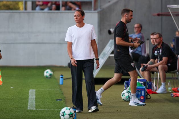 langsam wird es ungemuetlich im Stadion fuer Trainerin Sabrina Wittmann (Cheftrainer FC Ingolstadt 04)beim Spiel FC Ingolstadt 04 gegen Alemannia Aachen am 04.09.2026, DFB regulations prohibit any use of photographs as image sequences and or quasi-video. GER, Fussball, 3. Liga, Spieltag 4, FC Ingolstadt 04 gegen Alemannia Aachen, 04.09.2026, Audi Sportpark Ingolstadt Copyright: xEibner-Pressefoto OliverxSTRISCHx EP-OSH