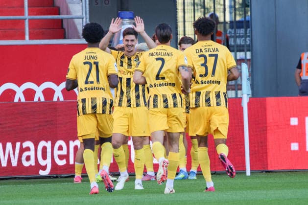 Mika Schroers (Alemannia Achen, Nr.27) laesst sich nach seinem Treffer zum 0:2 von seinen Mitspielern feiern beim Spiel FC Ingolstadt 04 gegen Alemannia Aachen am 04.09.2026, DFB regulations prohibit any use of photographs as image sequences and or quasi-video. GER, Fussball, 3. Liga, Spieltag 4, FC Ingolstadt 04 gegen Alemannia Aachen, 04.09.2026, Audi Sportpark Ingolstadt Copyright: xEibner-Pressefoto OliverxSTRISCHx EP-OSH