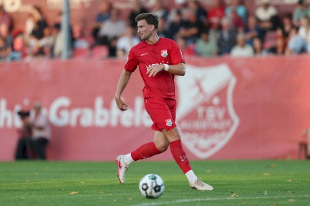 04.09.2026, Herren, Fussball, Saison 2026 2027, Regionalliga Bayern, 7. Spieltag: TSV Aubstadt - SpVgg Ansbach Tim Hüttl ( 3, TSV Aubstadt) im Ballbesitz Sulzfeld Schulstadion Aubstadt (NGN Arena) Bayern Deutschland