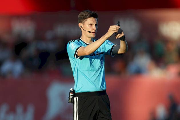04.09.2026, Herren, Fussball, Saison 2026 2027, Regionalliga Bayern, 7. Spieltag: TSV Aubstadt - SpVgg Ansbach Schiedsrichter Johannes Wagner (DJK Ingolstadt) gestikuliert, Arme, Hände, gibt Anweisungen Sulzfeld Schulstadion Aubstadt (NGN Arena) Bayern Deutschland