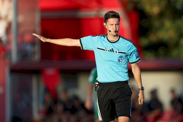 04.09.2026, Herren, Fussball, Saison 2026 2027, Regionalliga Bayern, 7. Spieltag: TSV Aubstadt - SpVgg Ansbach Schiedsrichter Johannes Wagner (DJK Ingolstadt) gestikuliert, Arme, Hände, gibt Anweisungen Sulzfeld Schulstadion Aubstadt (NGN Arena) Bayern Deutschland