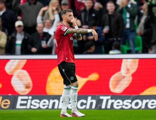 Marcel Hartel (Hannover 96, 10) gestikuliert nach seinem Tor in Richtung der Fans. GER, Hannover 96 vs Karlsruher SC, 2. Bundesliga, 4. Spieltag, Saison 2026-27, Heinz von Heiden Arena, Hannover, 04.09.2026 DFL REGULATIONS PROHIBIT ANY USE OF PHOTOGRAPHS AS IMAGE SEQUENCES AND OR QUASI-VIDEO GER, Hannover 96 vs Karlsruher SC, 2. Bundesliga, 4. Spieltag, Saison 2026-27, 04.09.2026 Hannover *** Marcel Hartel of Hannover 96, 10, gestures toward the fans after scoring a goal. GER, Hannover 96 vs. Karlsruher SC, 2. Bundesliga, Matchday 4, 2026–27 season, Heinz von Heiden Arena, Hannover, September 4, 2026 DFL regulations prohibit any use of photographs as image sequences and or quasi-video GER, Hannover 96 vs. Karlsruher SC, 2. Bundesliga, Matchday 4, 2026–27 season, September 4, 2026, Hannover Copyright: xEibner-Pressefoto ScottxColemanx EP_SCN