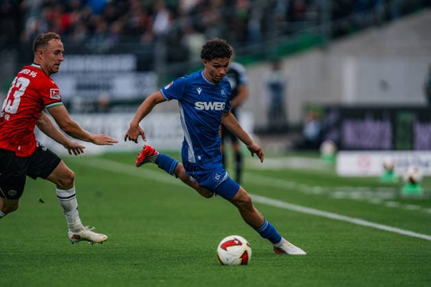Deutschland: 2. Bundesliga 2026 - 2027, 4. Spieltag - Hannover 96 vs Karlsruher SC - Heinz von Heiden Arena (Hannover): Louey Ben Farhat (Karlsruher SC, 19) am Ball *** Germany 2. Bundesliga 2026–2027, Matchday 4: Hannover 96 vs. Karlsruher SC at Heinz von Heiden Arena in Hannover; Louey Ben Farhat of Karlsruher SC, No. 19, in possession of the ball Copyright: xTomxLauruschkatx