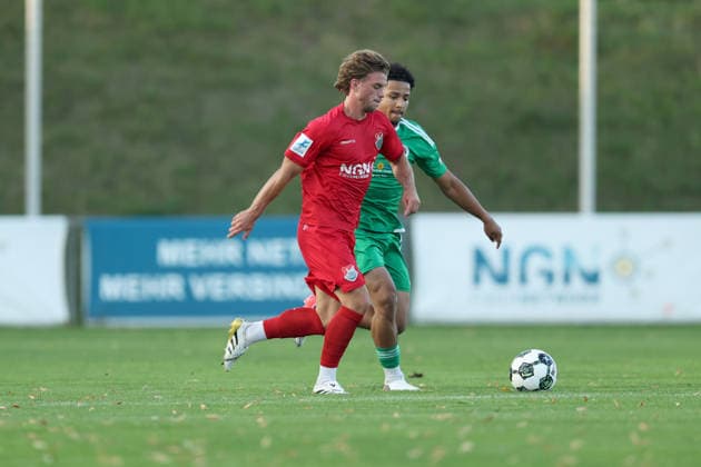 04.09.2026, Herren, Fussball, Saison 2026 2027, Regionalliga Bayern, 7. Spieltag: TSV Aubstadt - SpVgg Ansbach Marvin Weiß ( 18, TSV Aubstadt) und Tyron Koomson ( 20, SpVgg Ansbach) Sulzfeld Schulstadion Aubstadt (NGN Arena) Bayern Deutschland