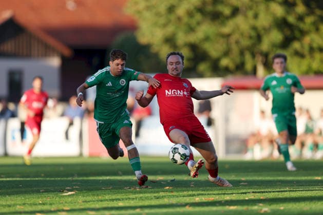 04.09.2026, Herren, Fussball, Saison 2026 2027, Regionalliga Bayern, 7. Spieltag: TSV Aubstadt - SpVgg Ansbach Björn Angermeier ( 8, SpVgg Ansbach) und Marco Nickel ( 29, TSV Aubstadt) Sulzfeld Schulstadion Aubstadt (NGN Arena) Bayern Deutschland