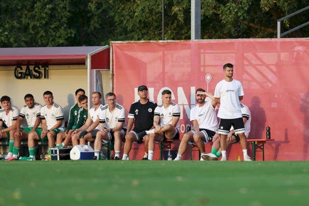 04.09.2026, Herren, Fussball, Saison 2026 2027, Regionalliga Bayern, 7. Spieltag: TSV Aubstadt - SpVgg Ansbach v.re. Niklas Reutelhuber (Cheftrainer, SpVgg Ansbach) mit seinem Team Sulzfeld Schulstadion Aubstadt (NGN Arena) Bayern Deutschland